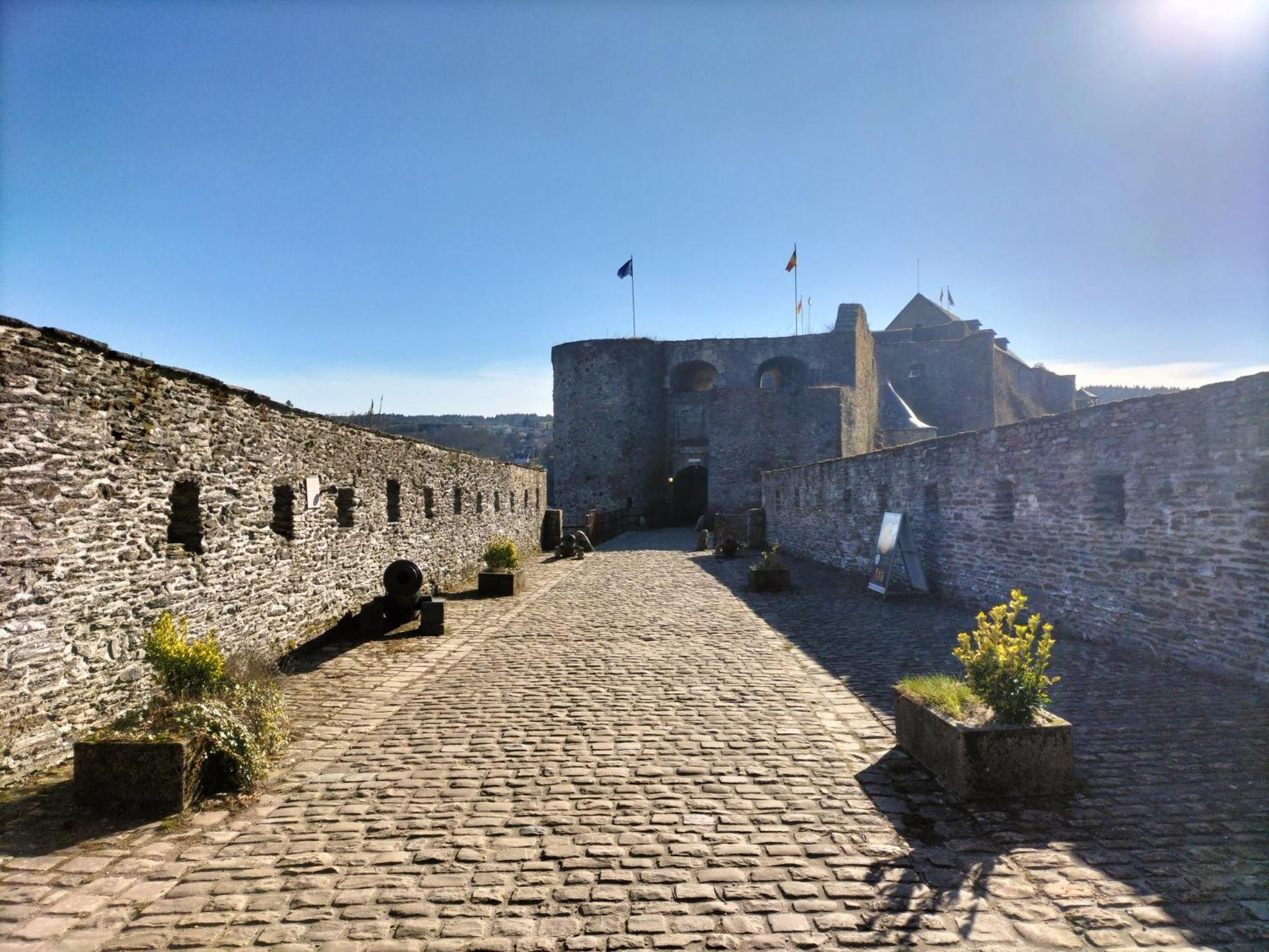 Au Pied Du Chateau